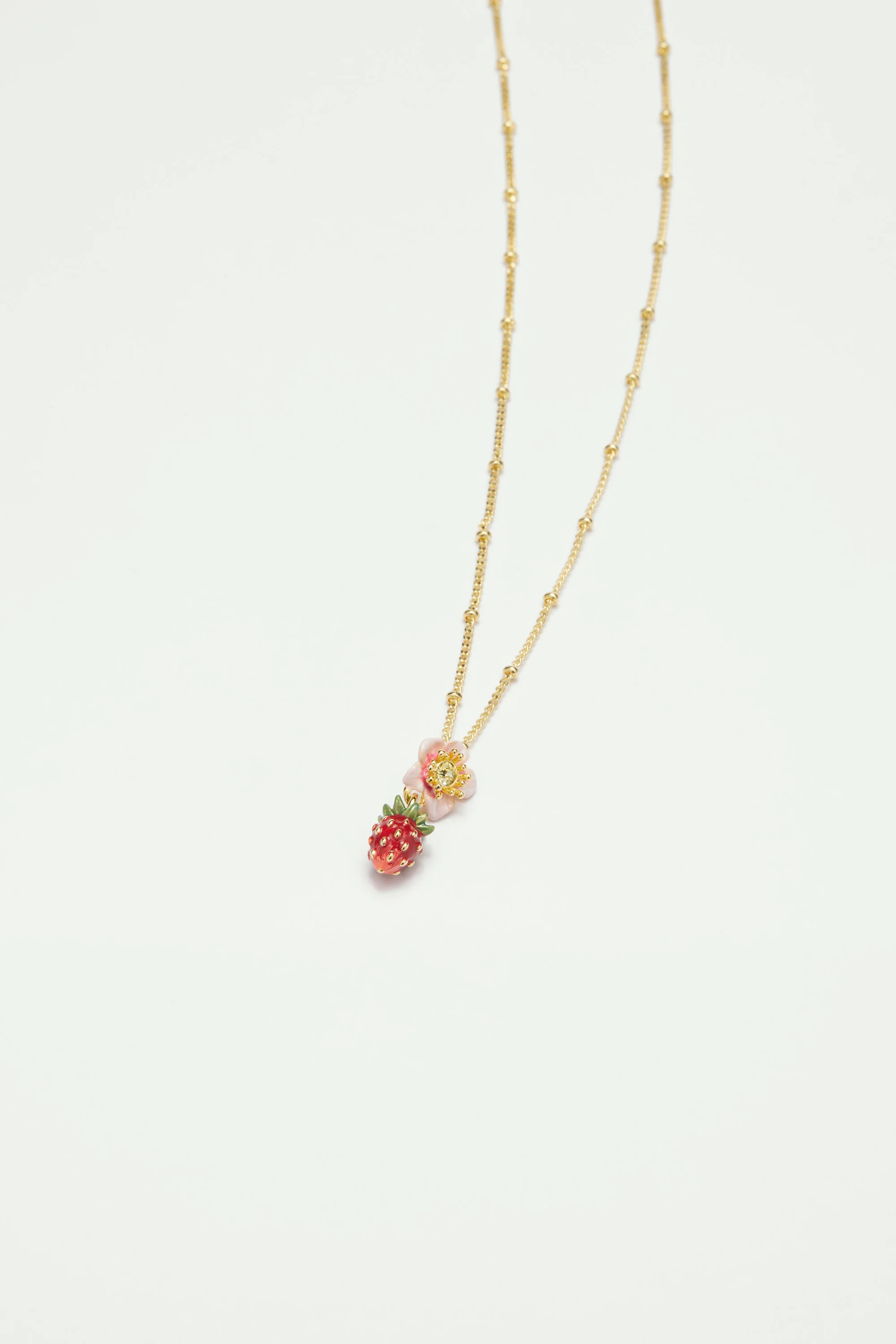 Collier pendentif fraise des bois et fleur rose - Image 3