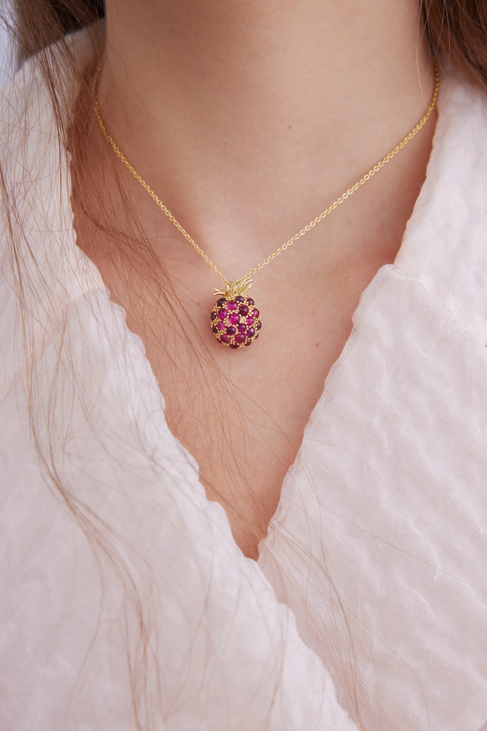 Collier pendentif framboise et perles dorées - Image 2