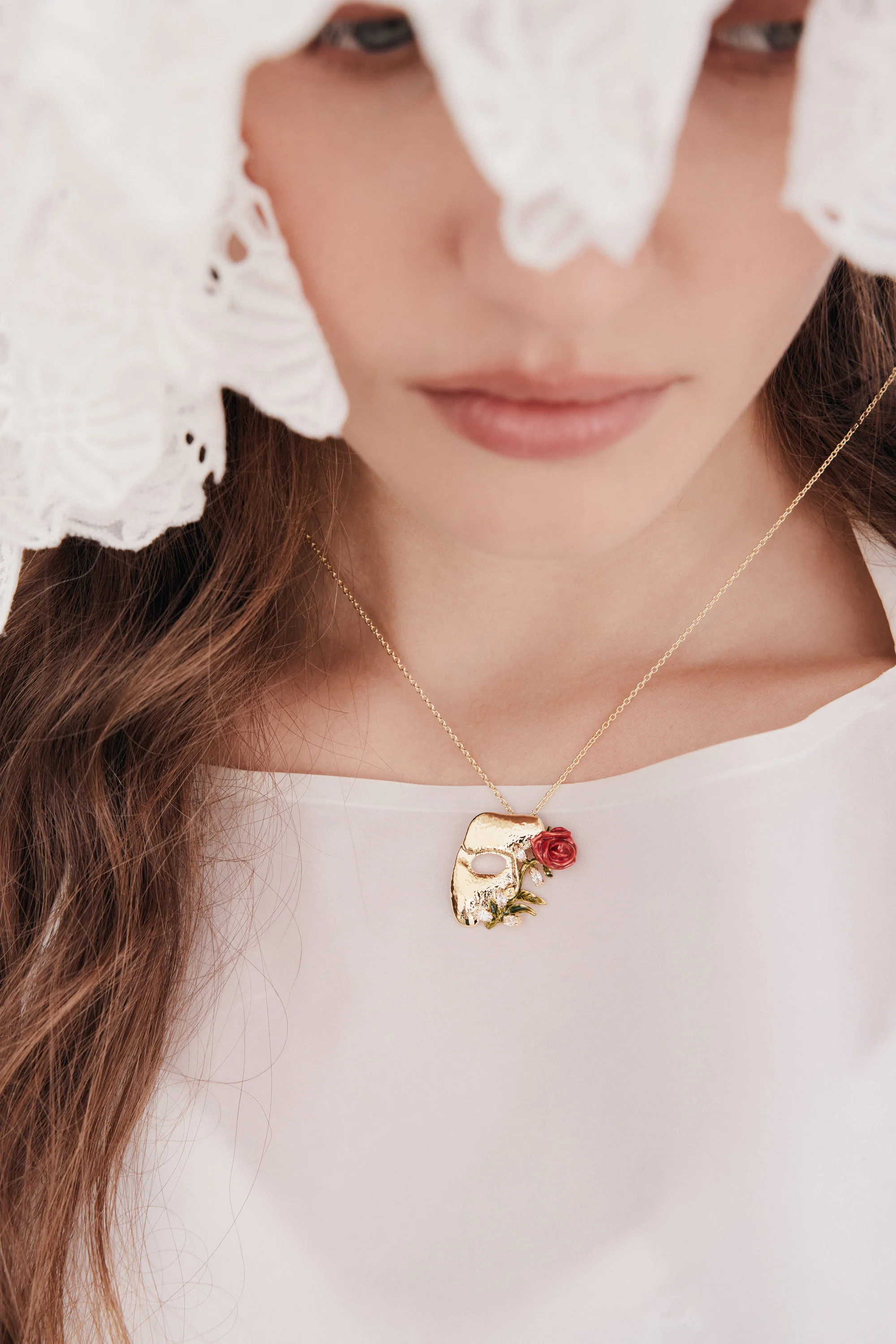 Collier pendentif masque doré, rose et cristaux - Image 2