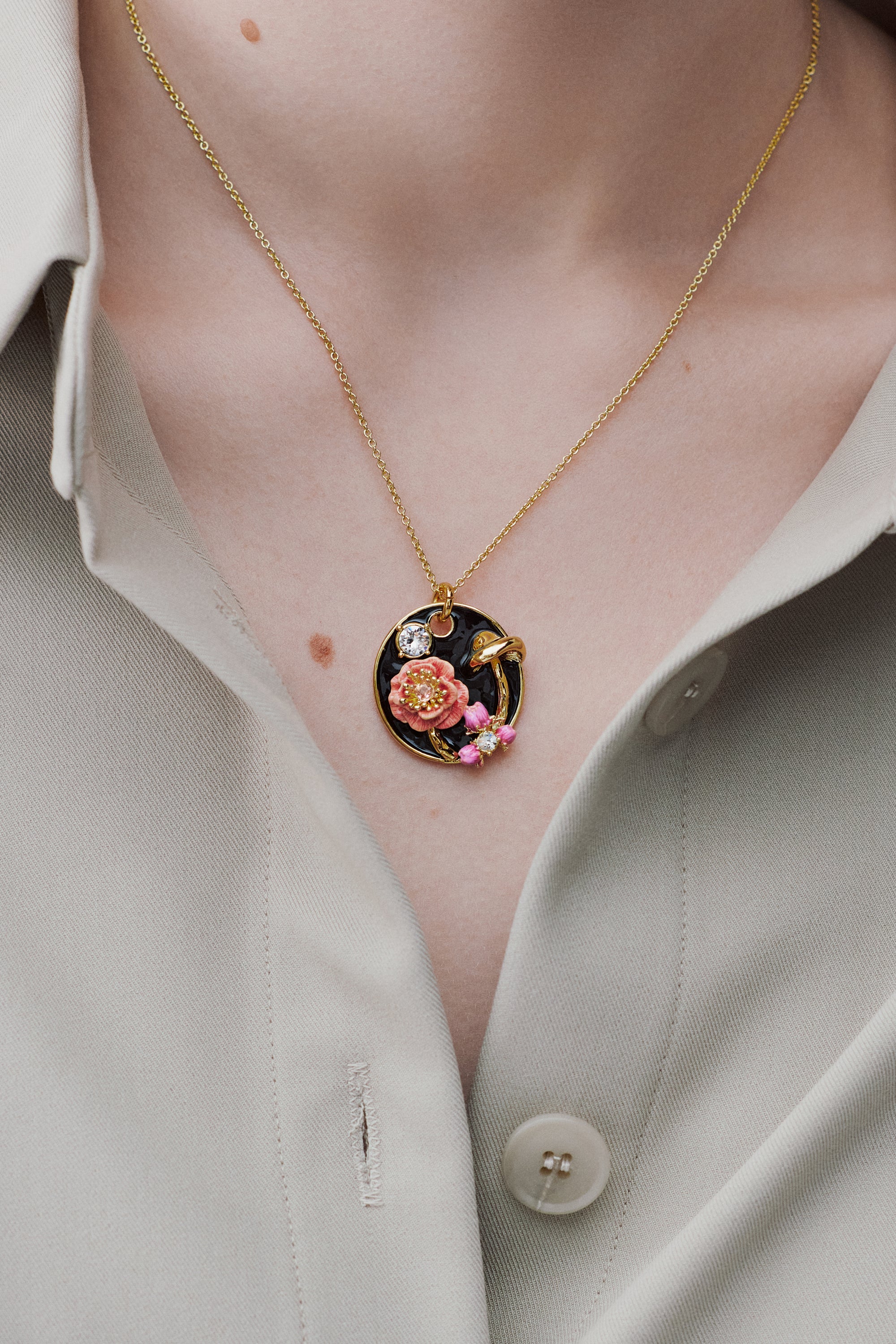 Collier pendentif médaillon noir champignon, anémone et cristaux - Image 2