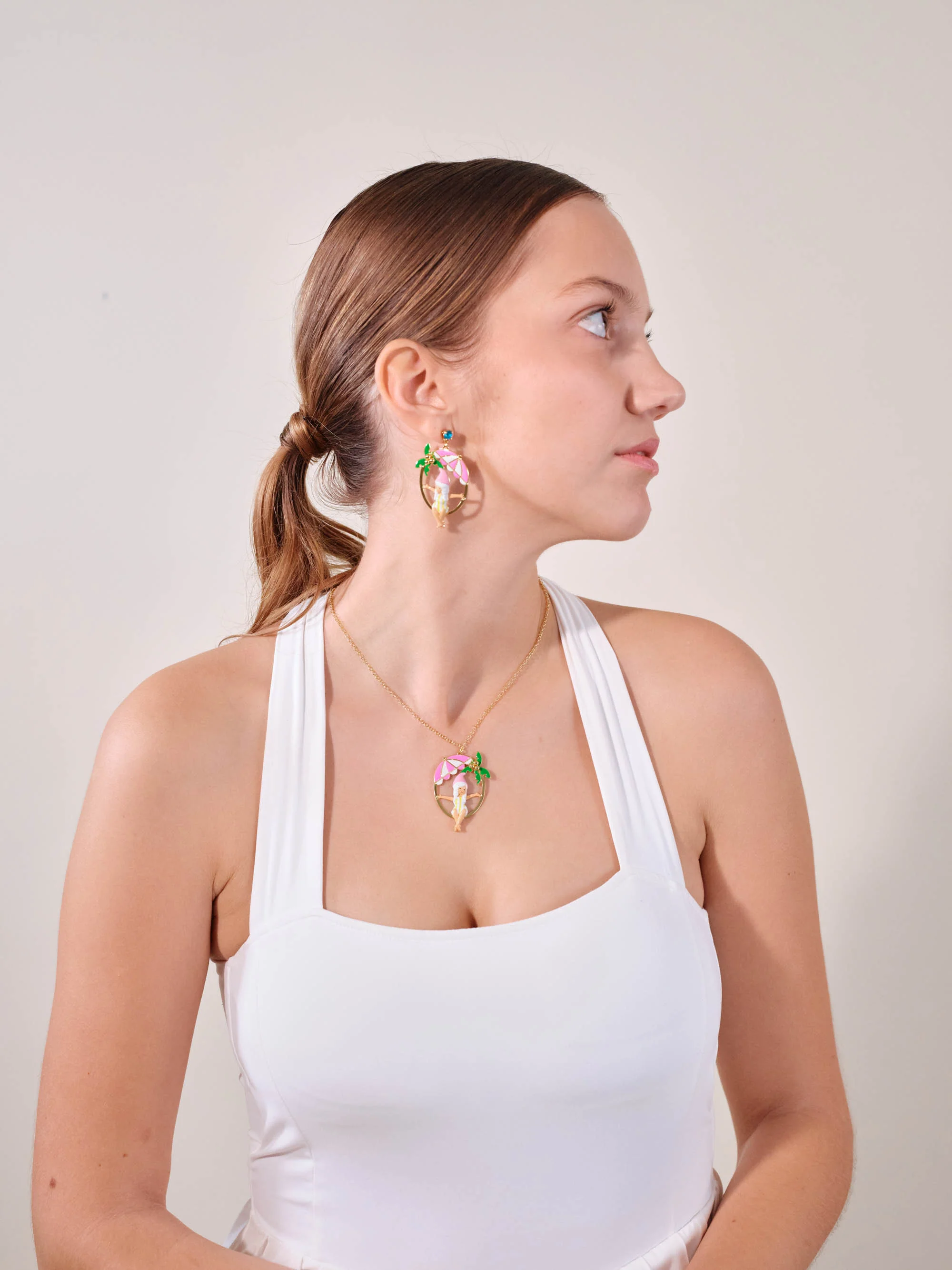 Collier pendentif naine, parasol et palmier - Image 2