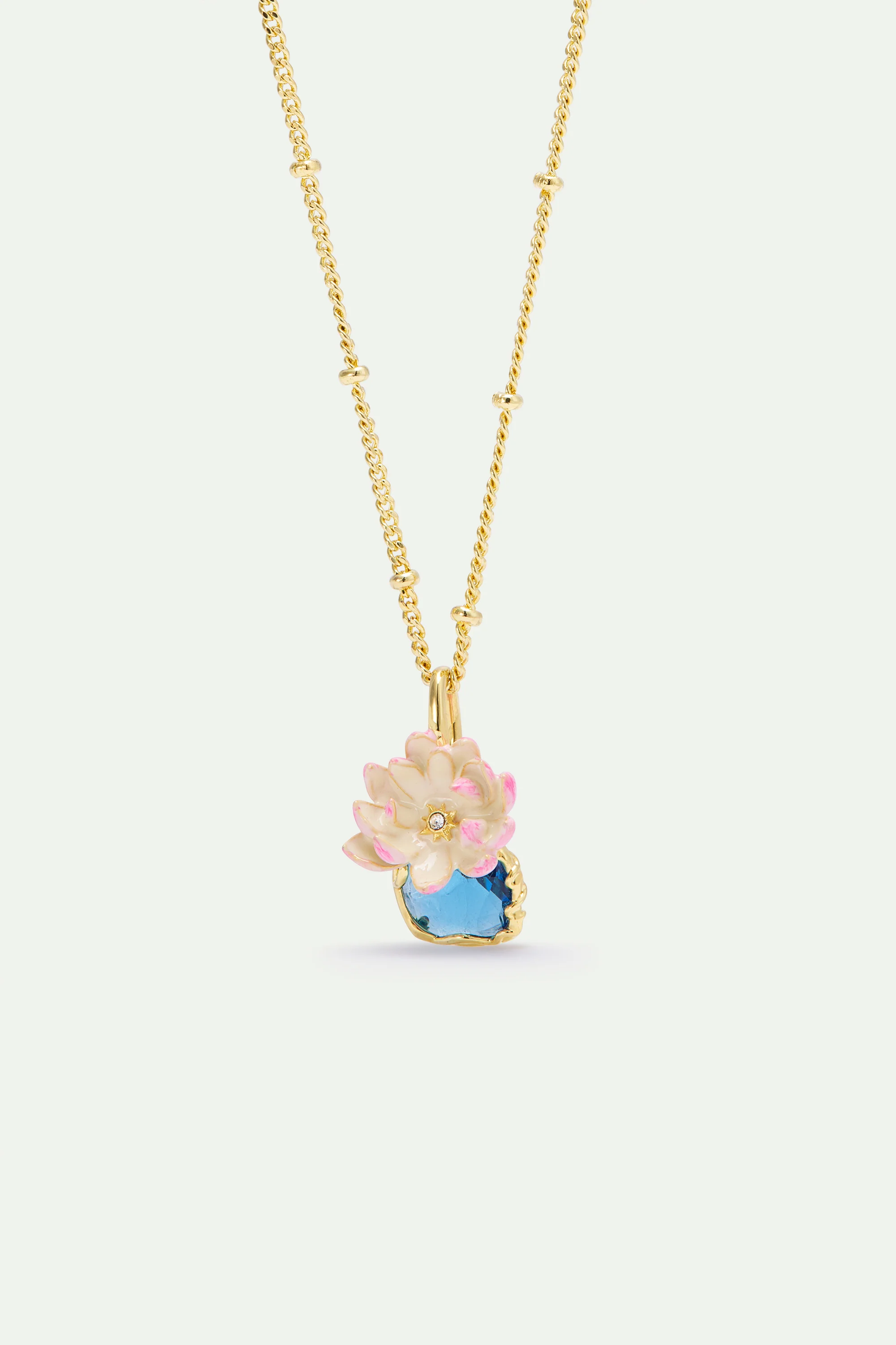 Collier pendentif nymphéa rose et pierre ronde bleue