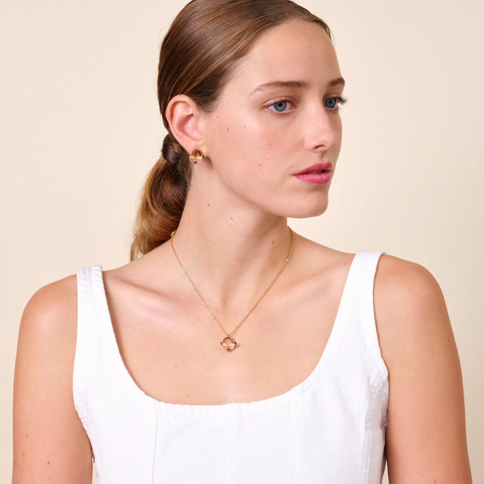 Collier pendentif papillon et pierres en verre taillé - Image 2