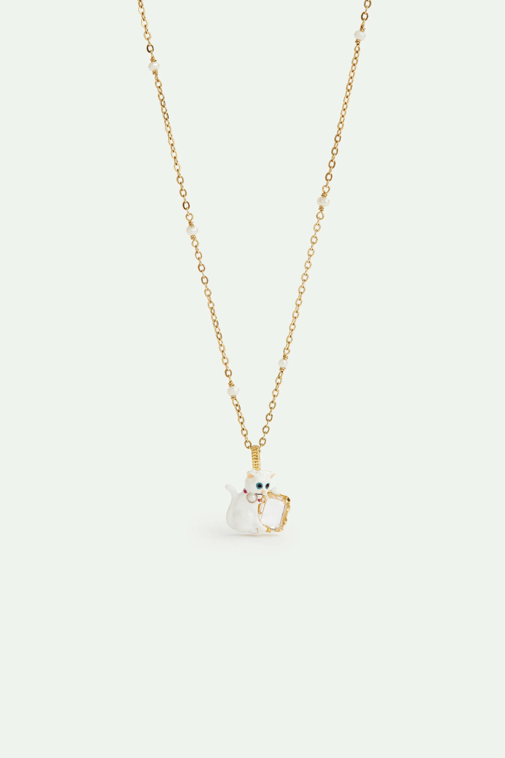 Collier pendentif perlé chat blanc et pierre facettée blanche