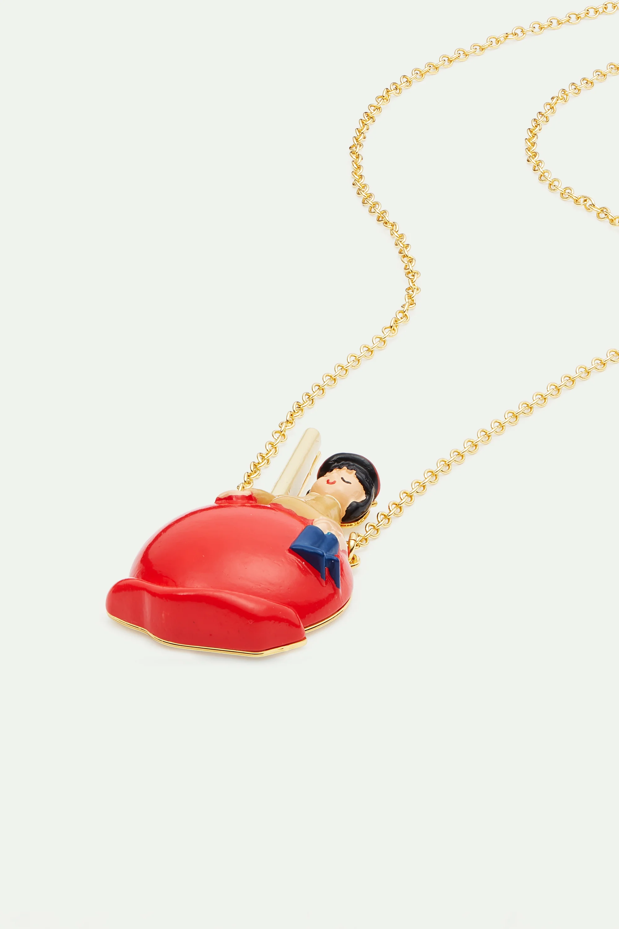 Collier pendentif petite fille sur une pomme d'amour - Image 3