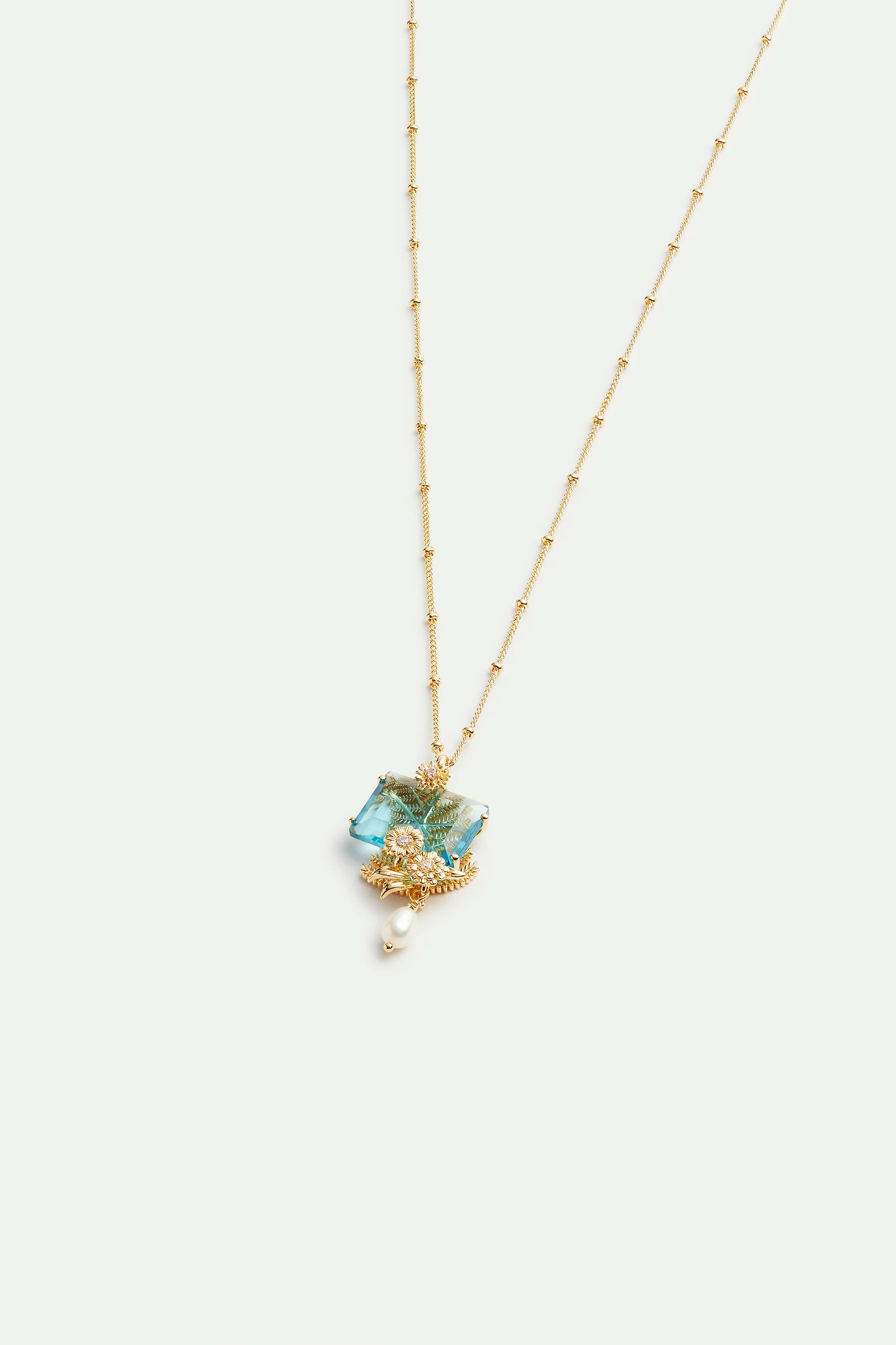 Collier pendentif pierre taillée bleue, fleurs dorées et perle de culture - Image 2