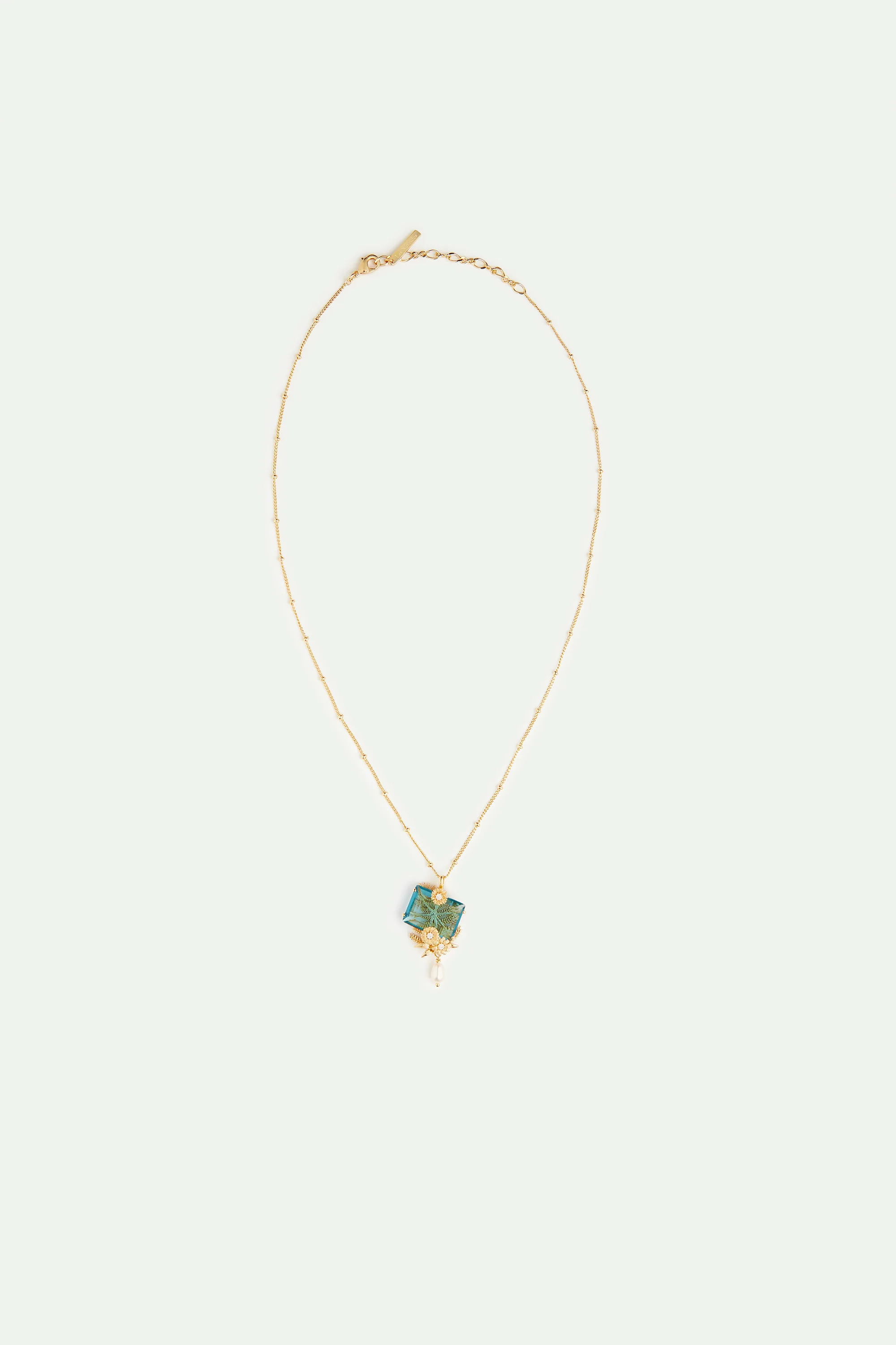 Collier pendentif pierre taillée bleue, fleurs dorées et perle de culture - Image 3