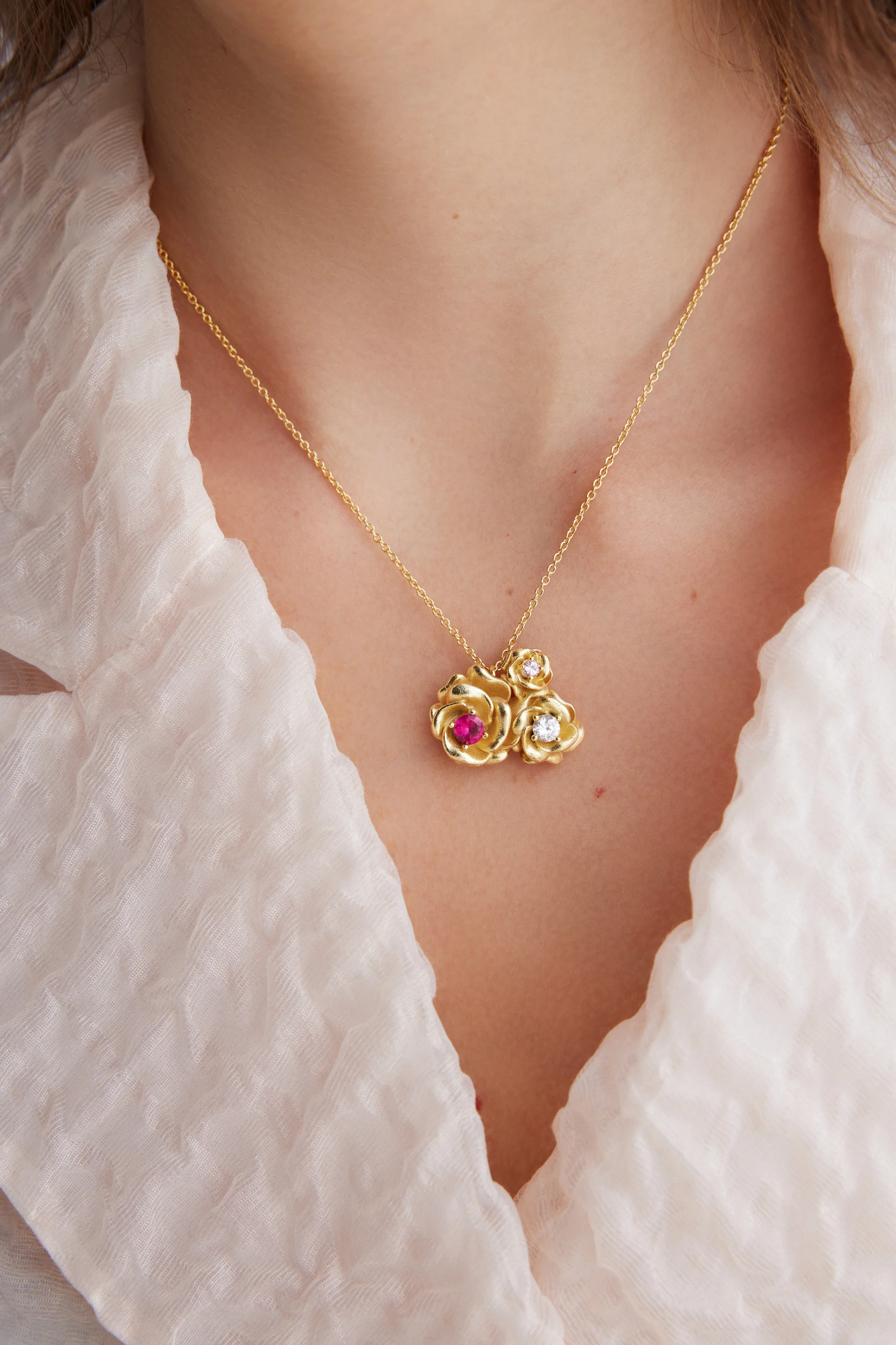 Collier pendentif roses dorées Mona Lisa et pierres rondes - Image 2