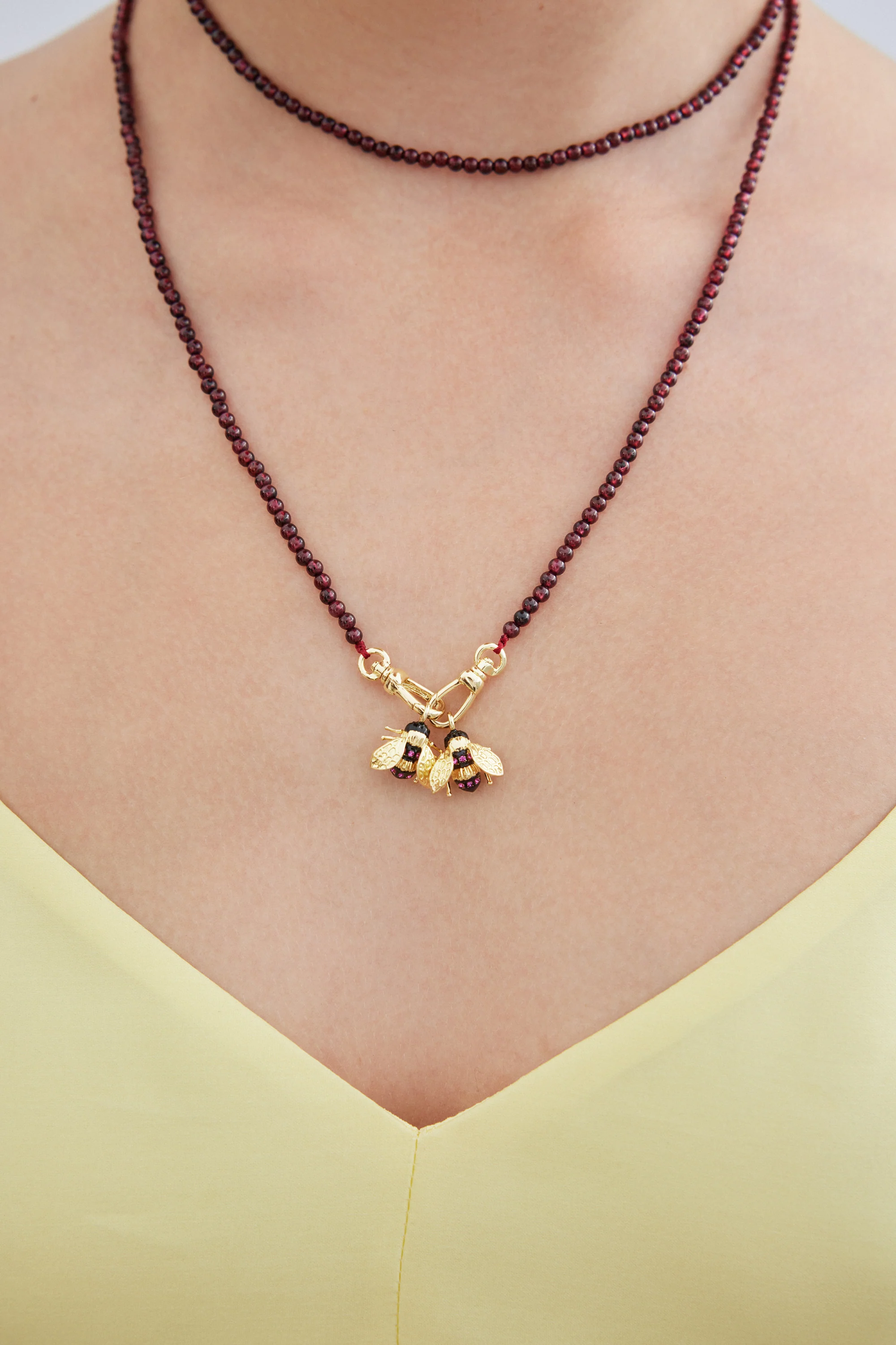 Collier perles de grenat et abeilles dorées - Image 2