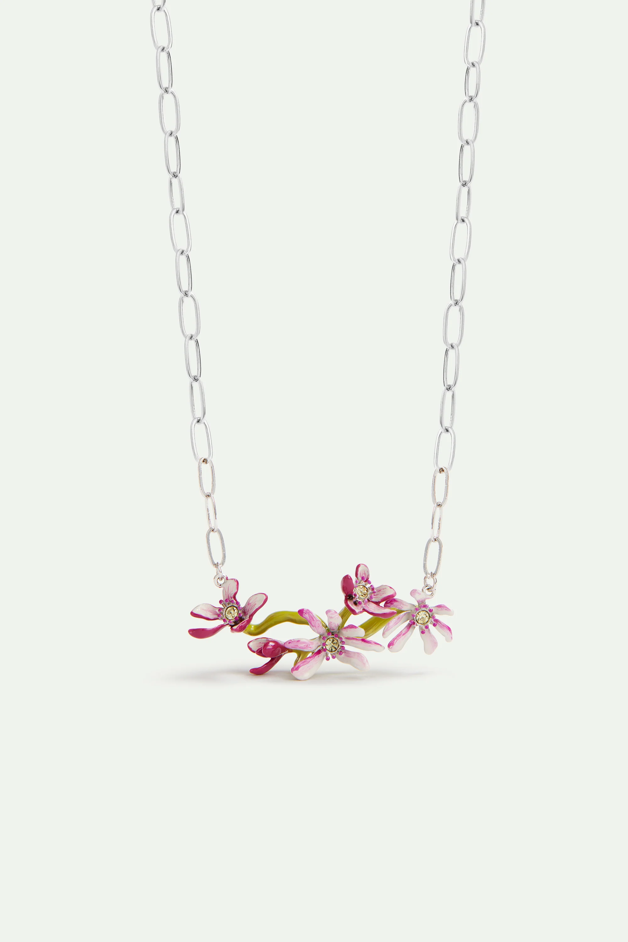 Collier plastron argenté fleurs de magnolia