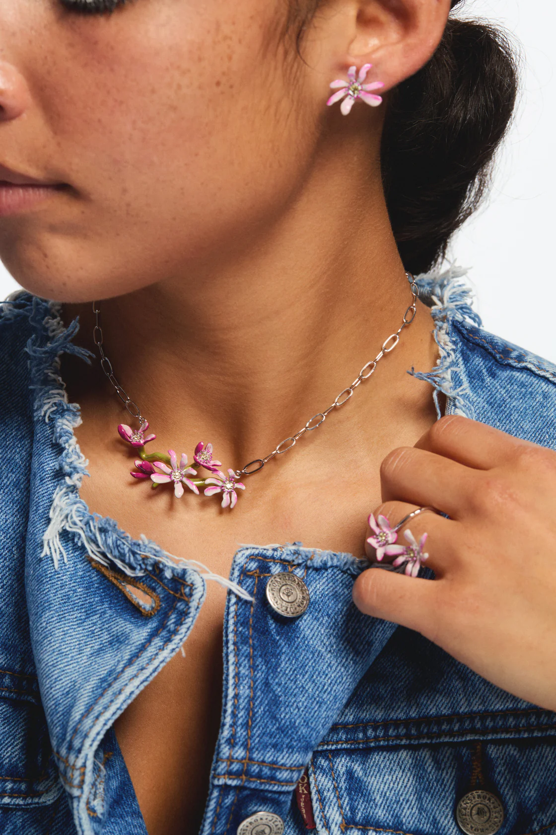 Collier plastron argenté fleurs de magnolia - Image 2