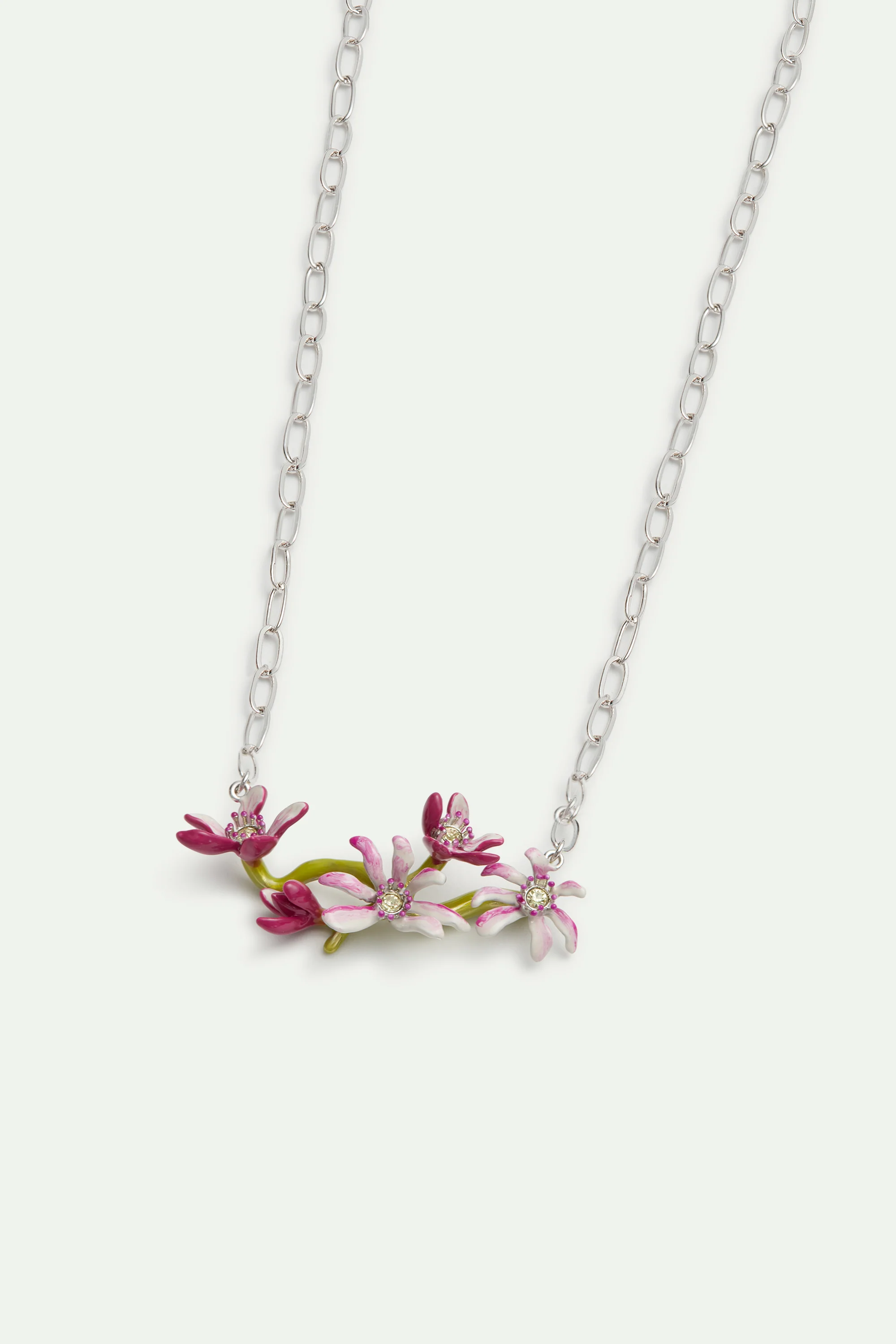 Collier plastron argenté fleurs de magnolia - Image 3