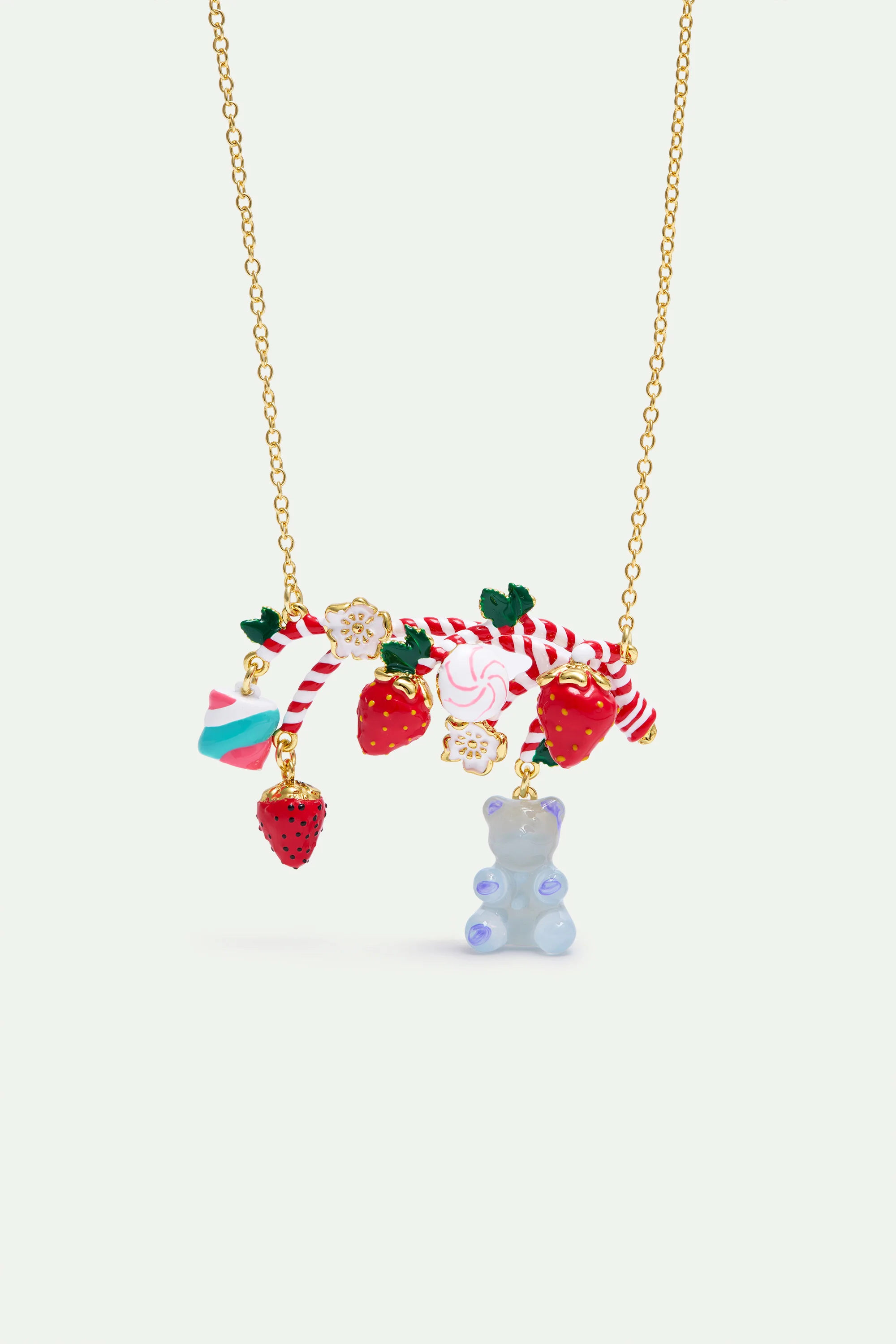 Collier plastron bonbon sucre d'orge, fraises, guimauve, nounours candy bleu et fleurs blanches