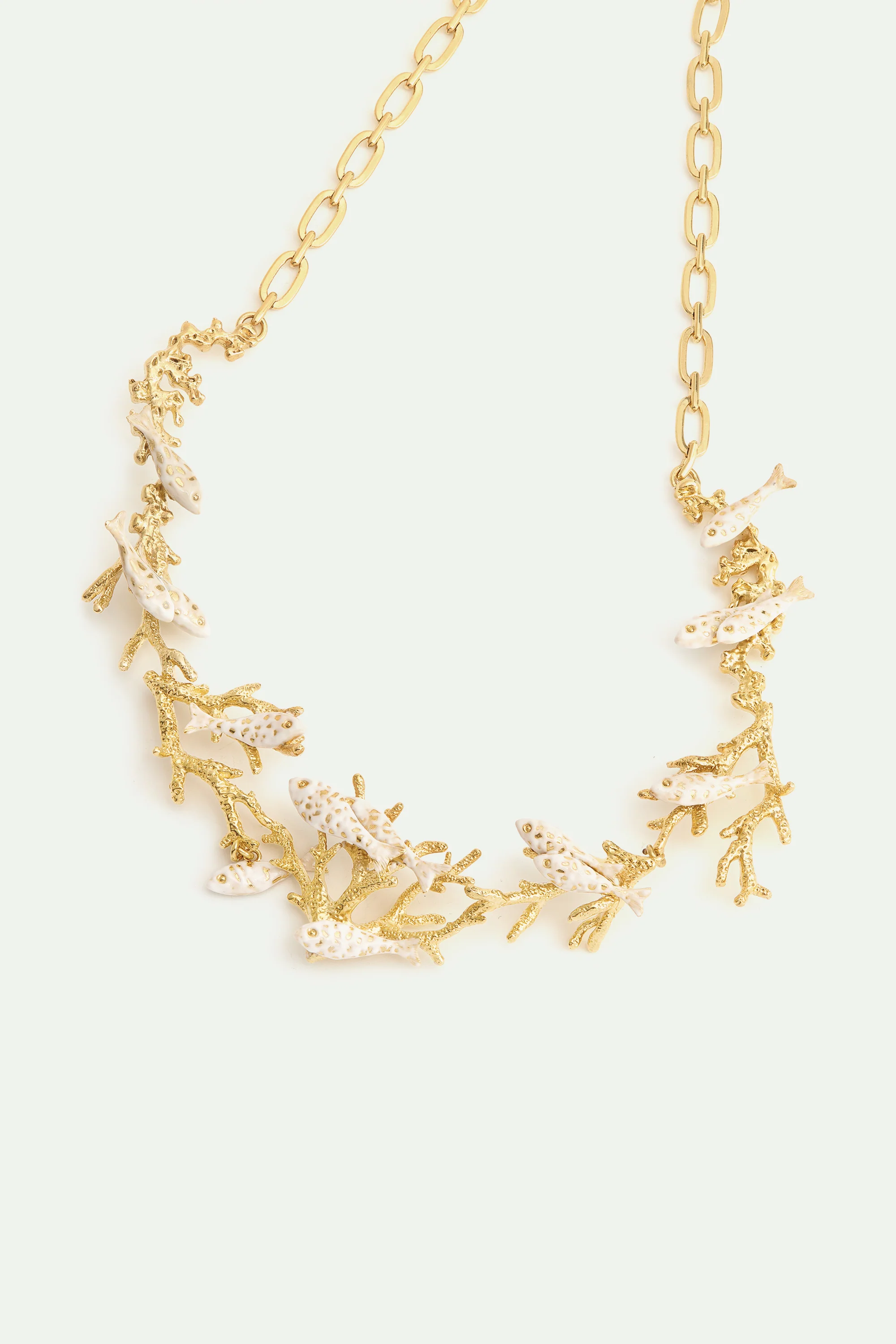 Collier plastron coraux dorés et poissons blancs - Image 3