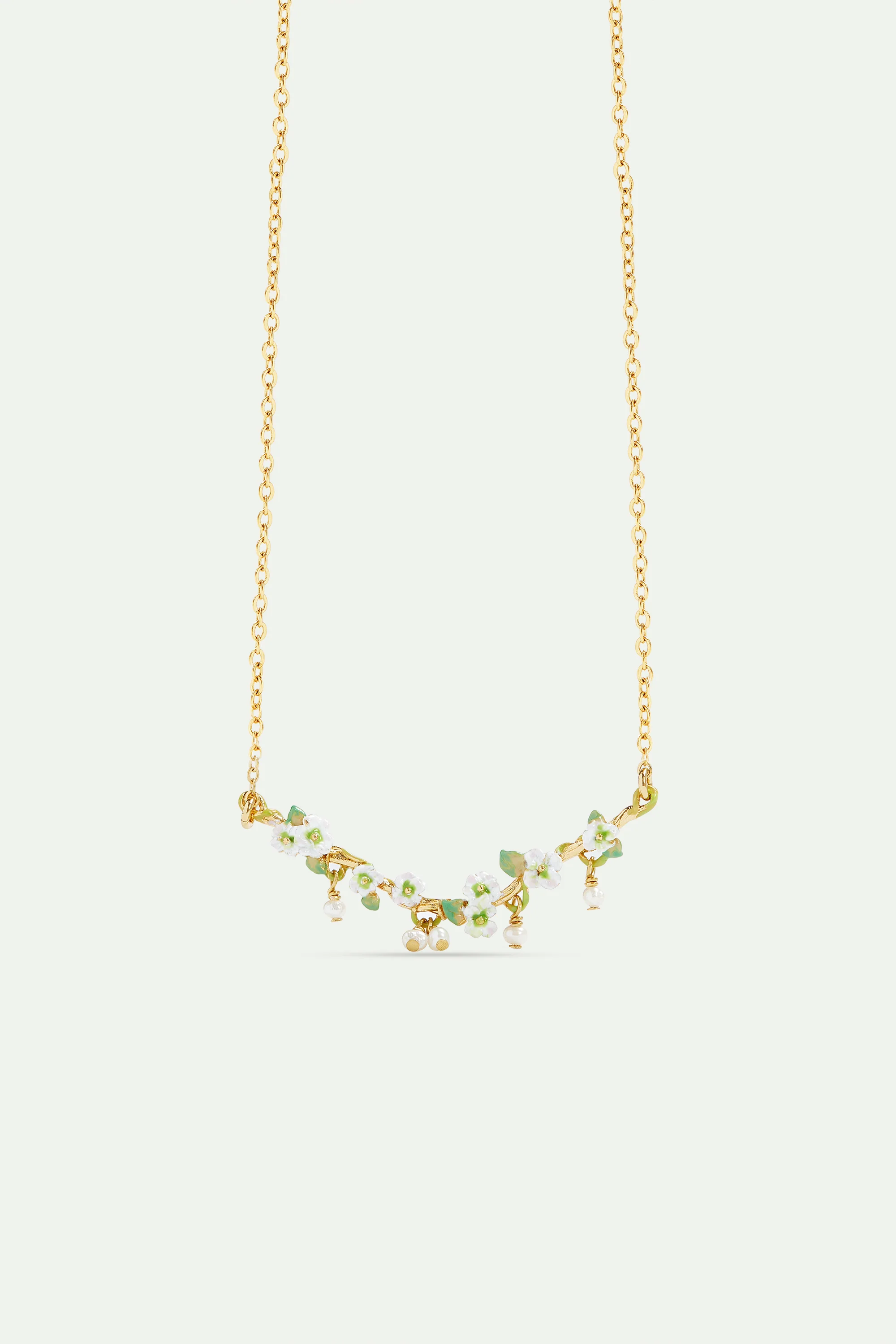 Collier plastron doré, roses blanches et perles nacrées