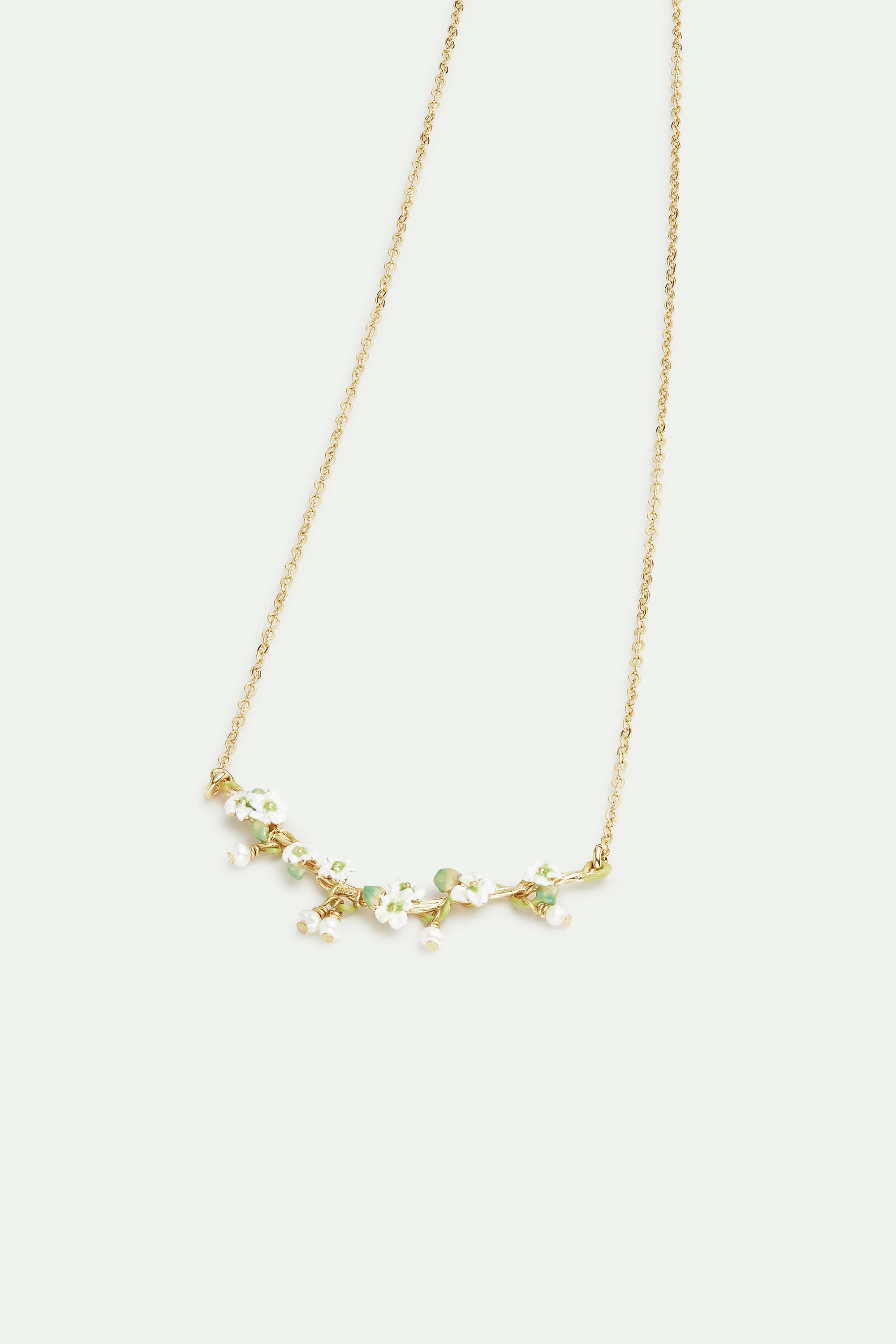 Collier plastron doré, roses blanches et perles nacrées - Image 3