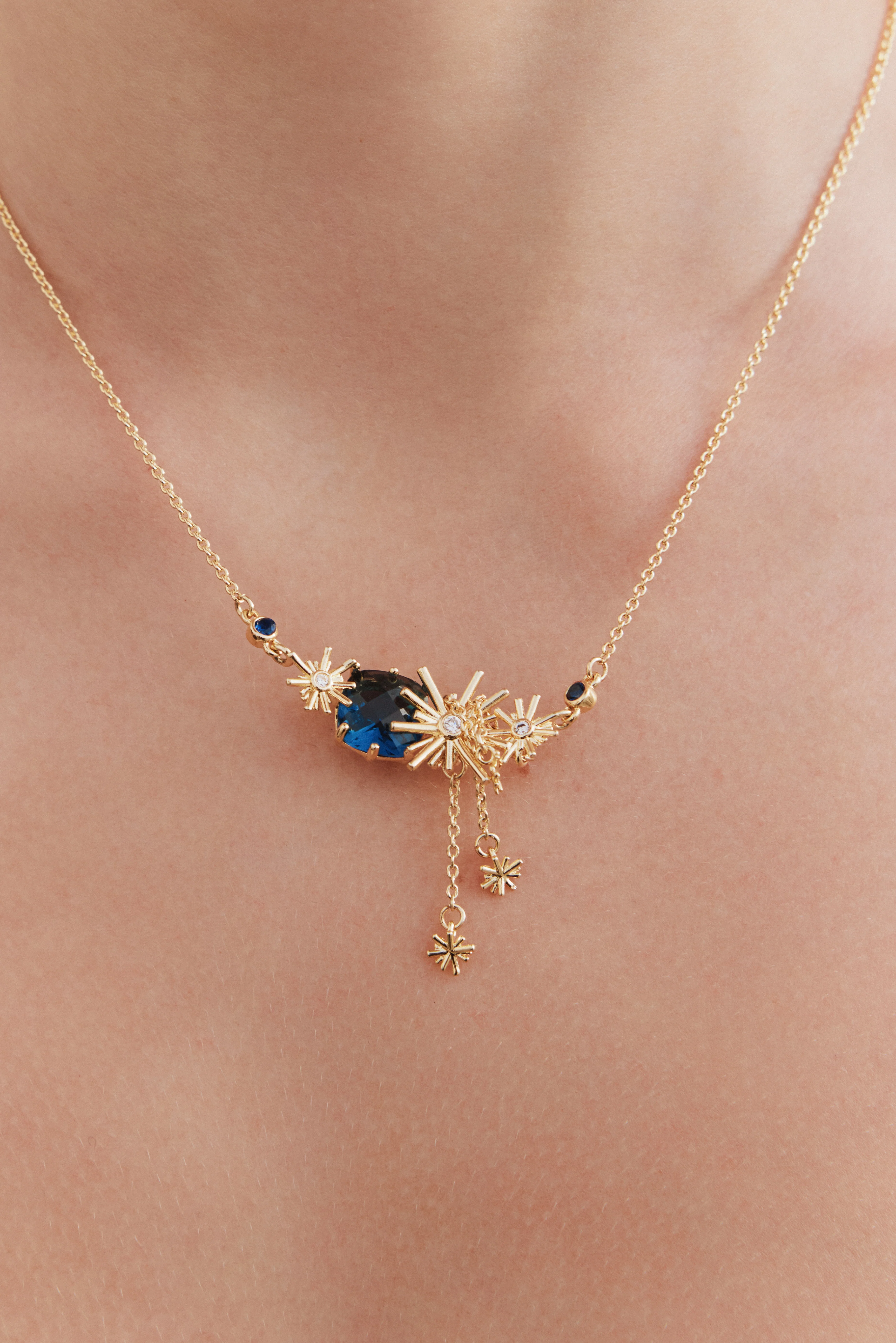 Collier plastron étoiles dorées et pierres bleues - Image 2