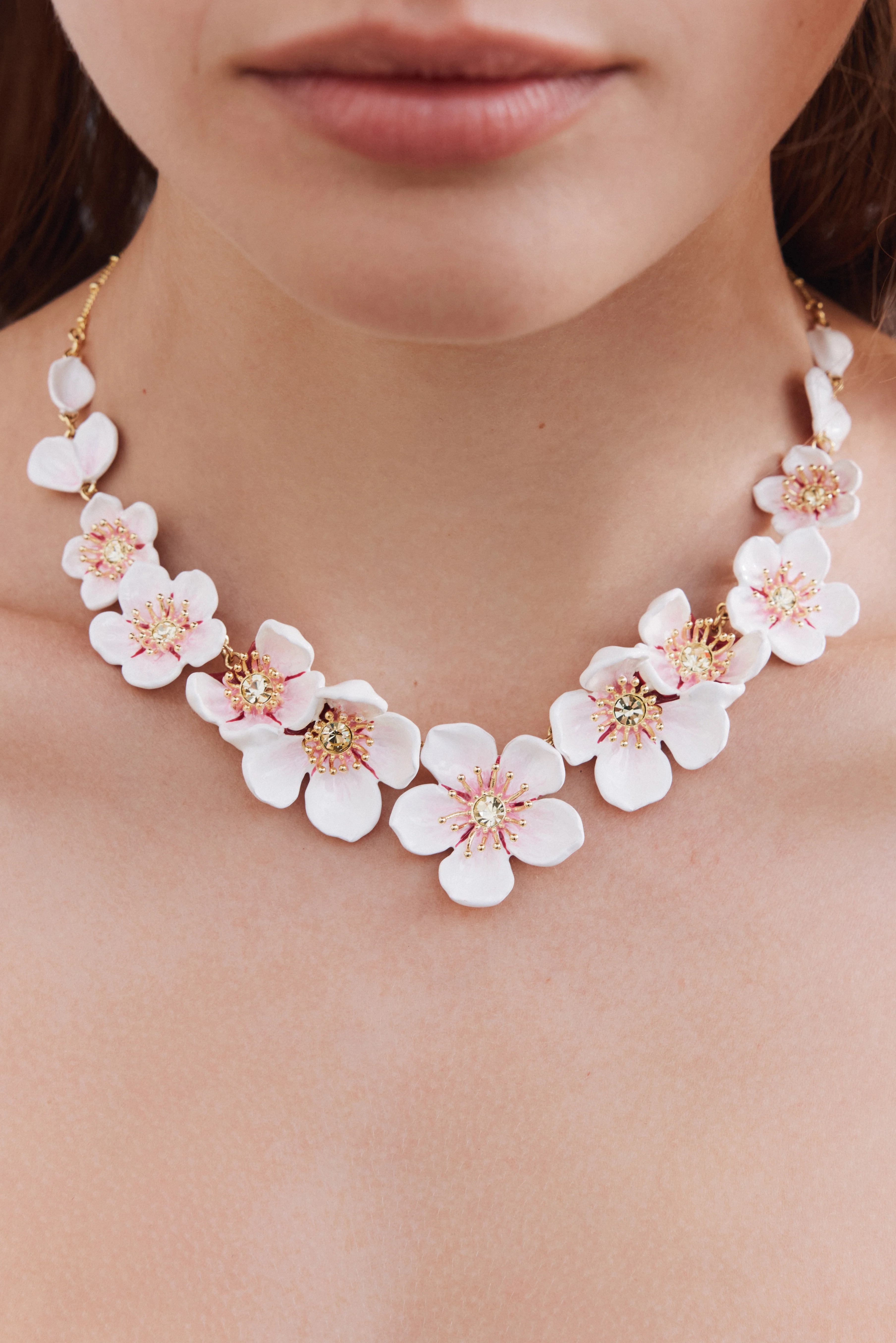 Collier plastron fleurs blanches de cerisier - Image 2