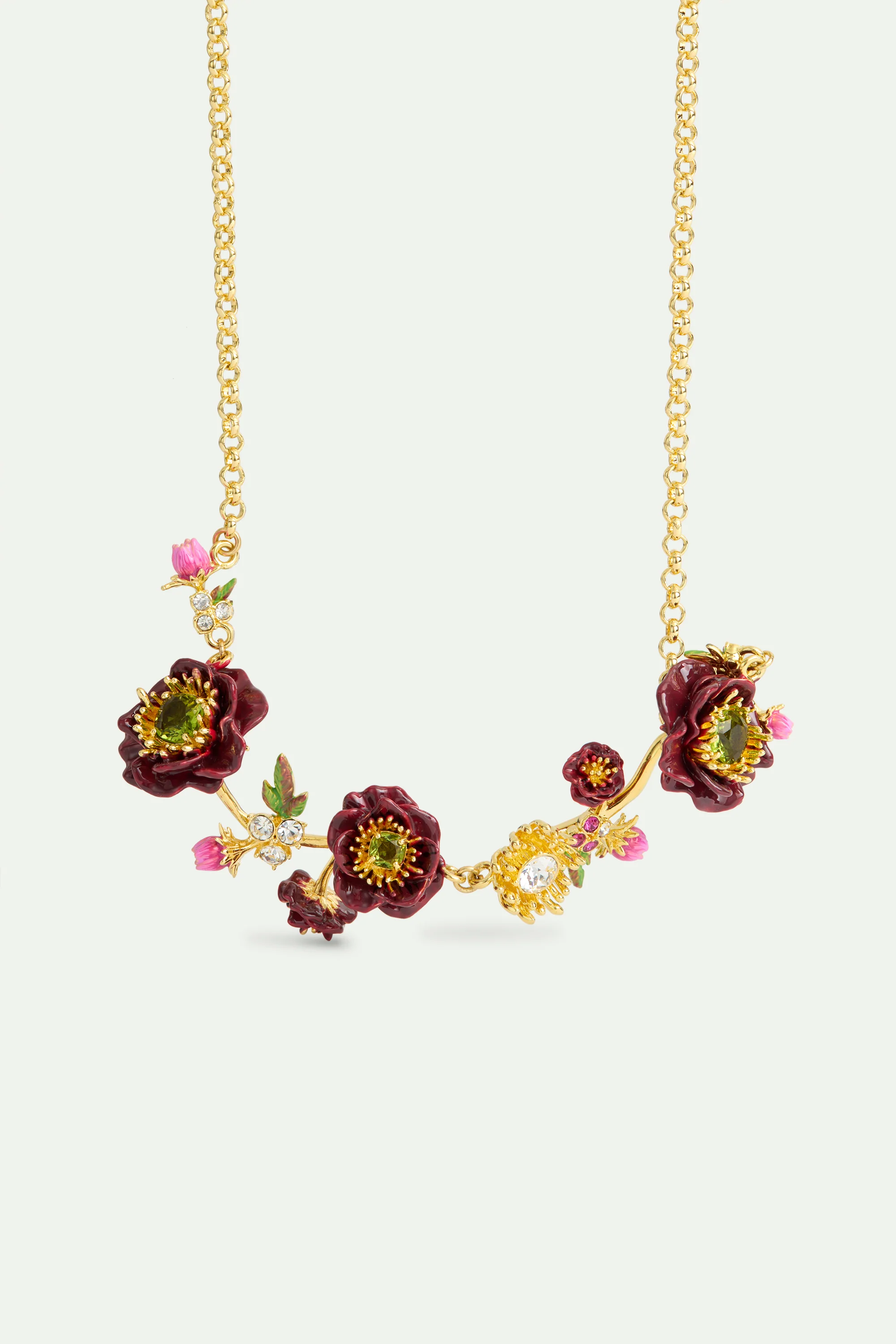 Collier plastron fleurs d'anémone bordeaux, boutons de rose et pierres facettées vertes