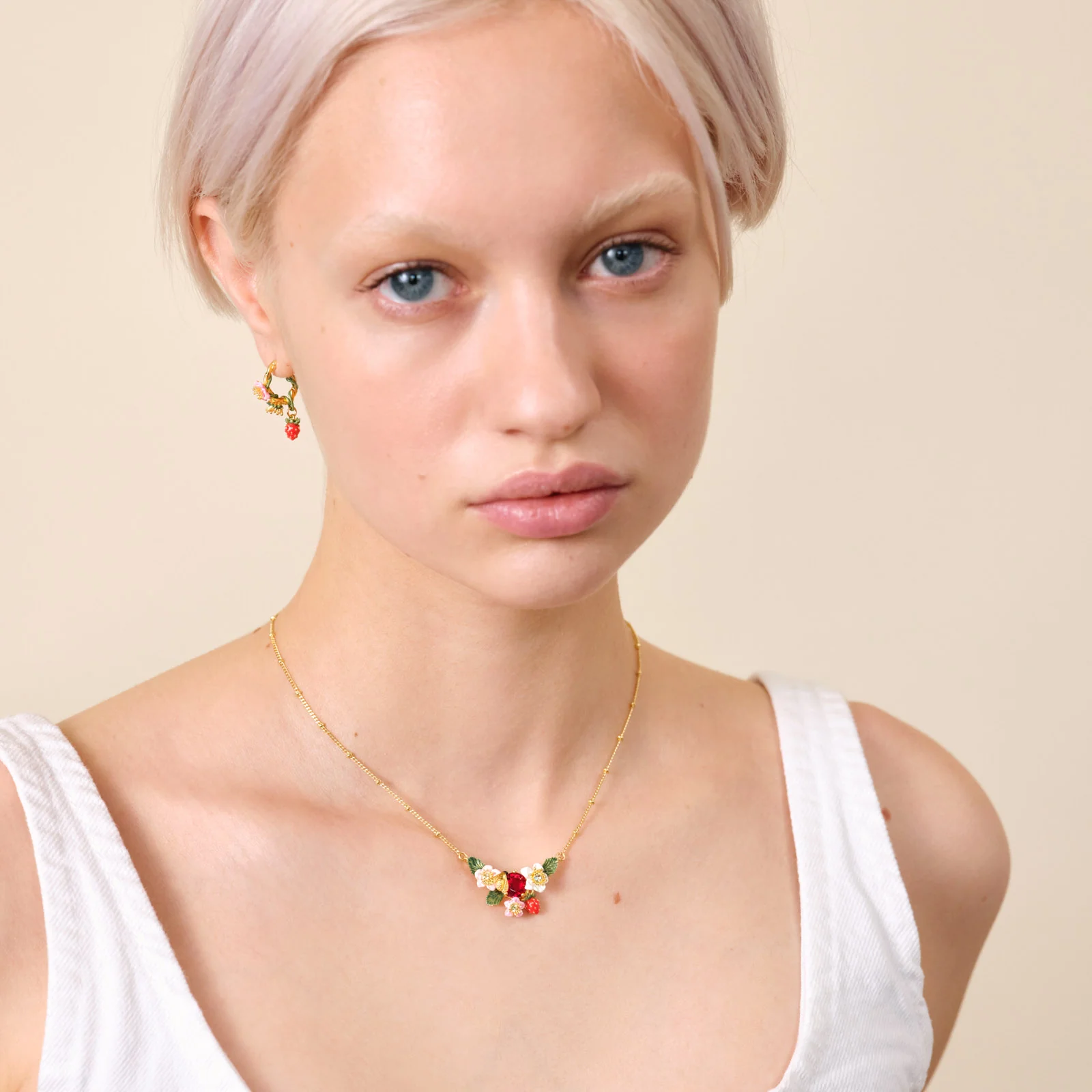 Collier plastron fraise des bois, fleurs de fraisiers et bourdon - Image 2