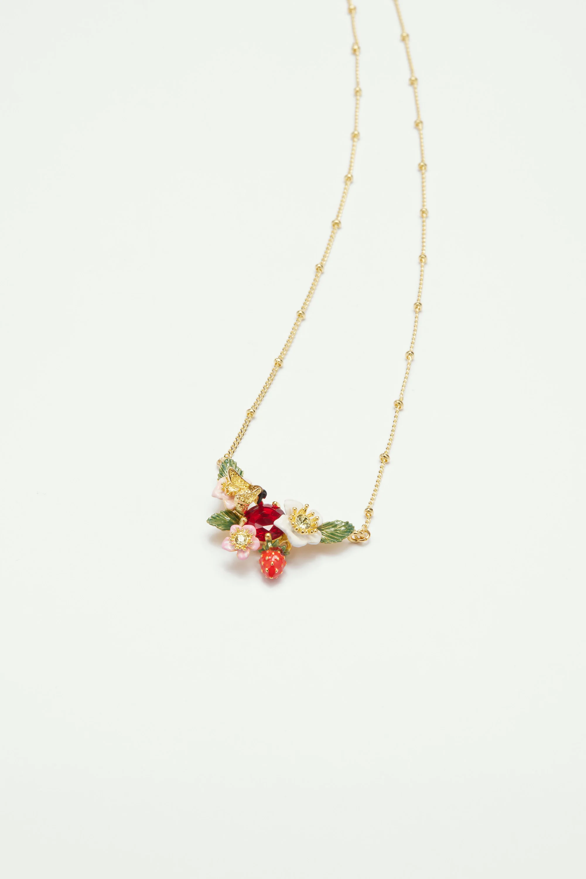Collier plastron fraise des bois, fleurs de fraisiers et bourdon - Image 3