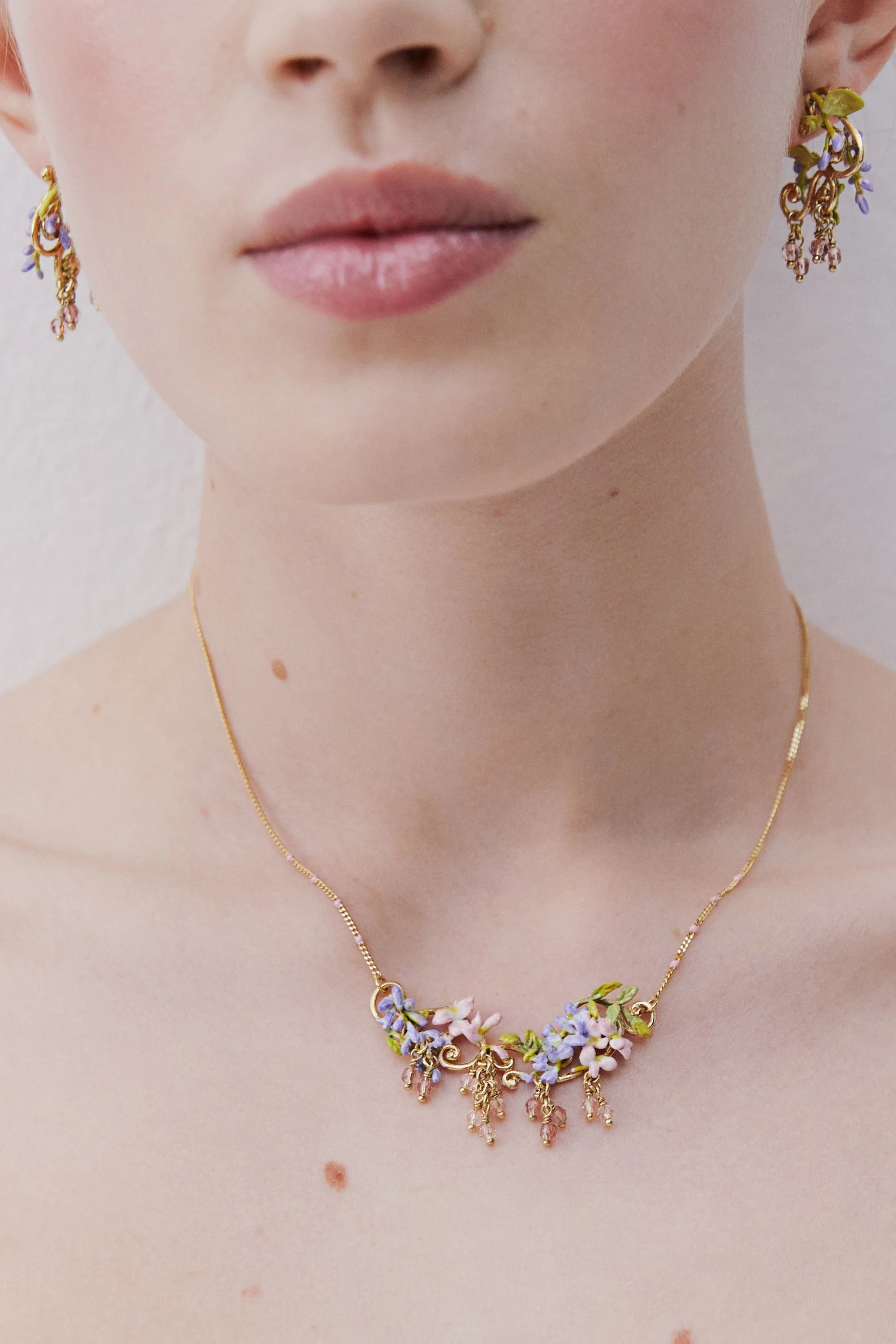 Collier plastron glycine rose et violette sur arabesque dorée et perles de cristal - Image 2