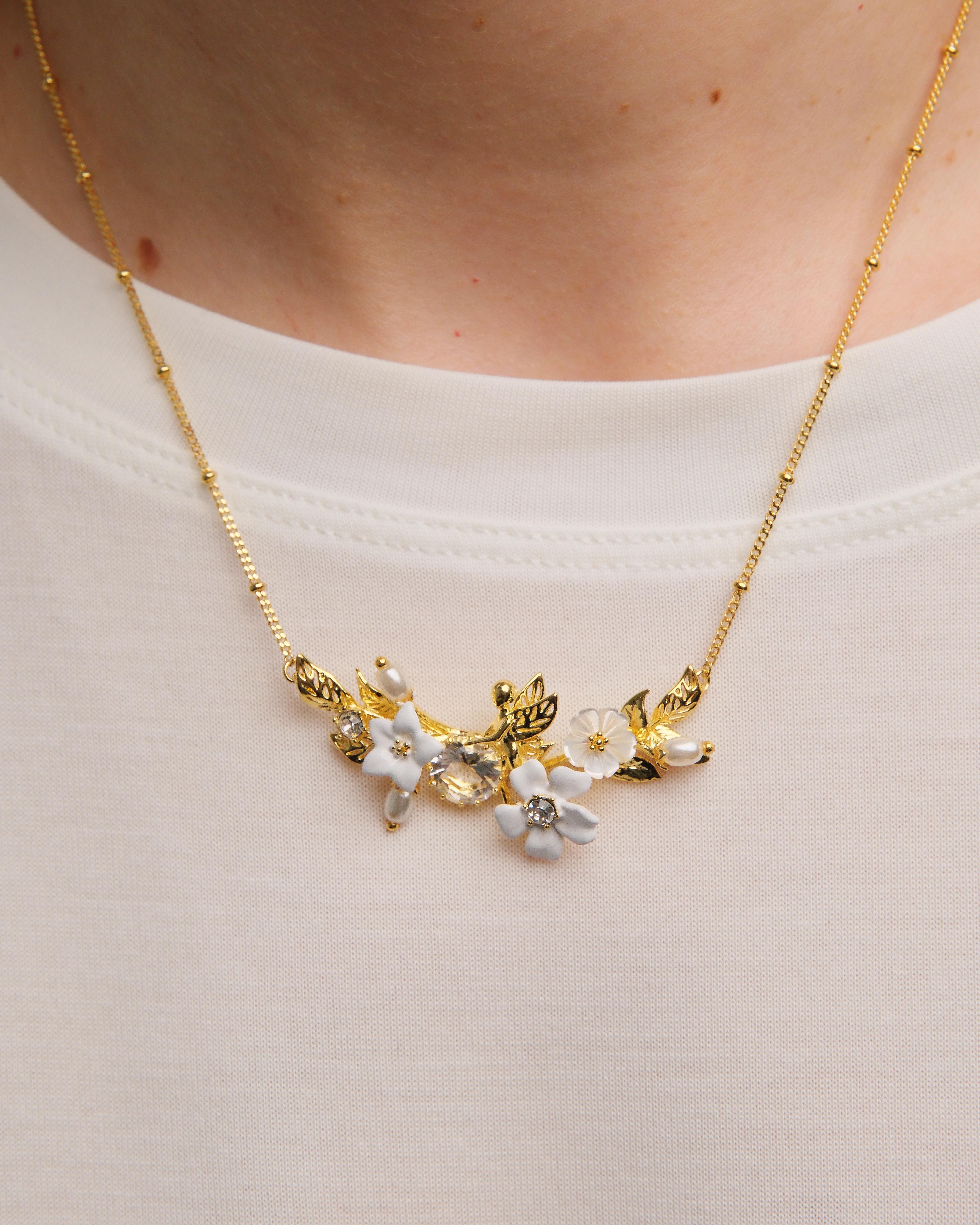 Collier plastron jasmin officinal blanc, cristal facetté et perle fantaisie - Image 2