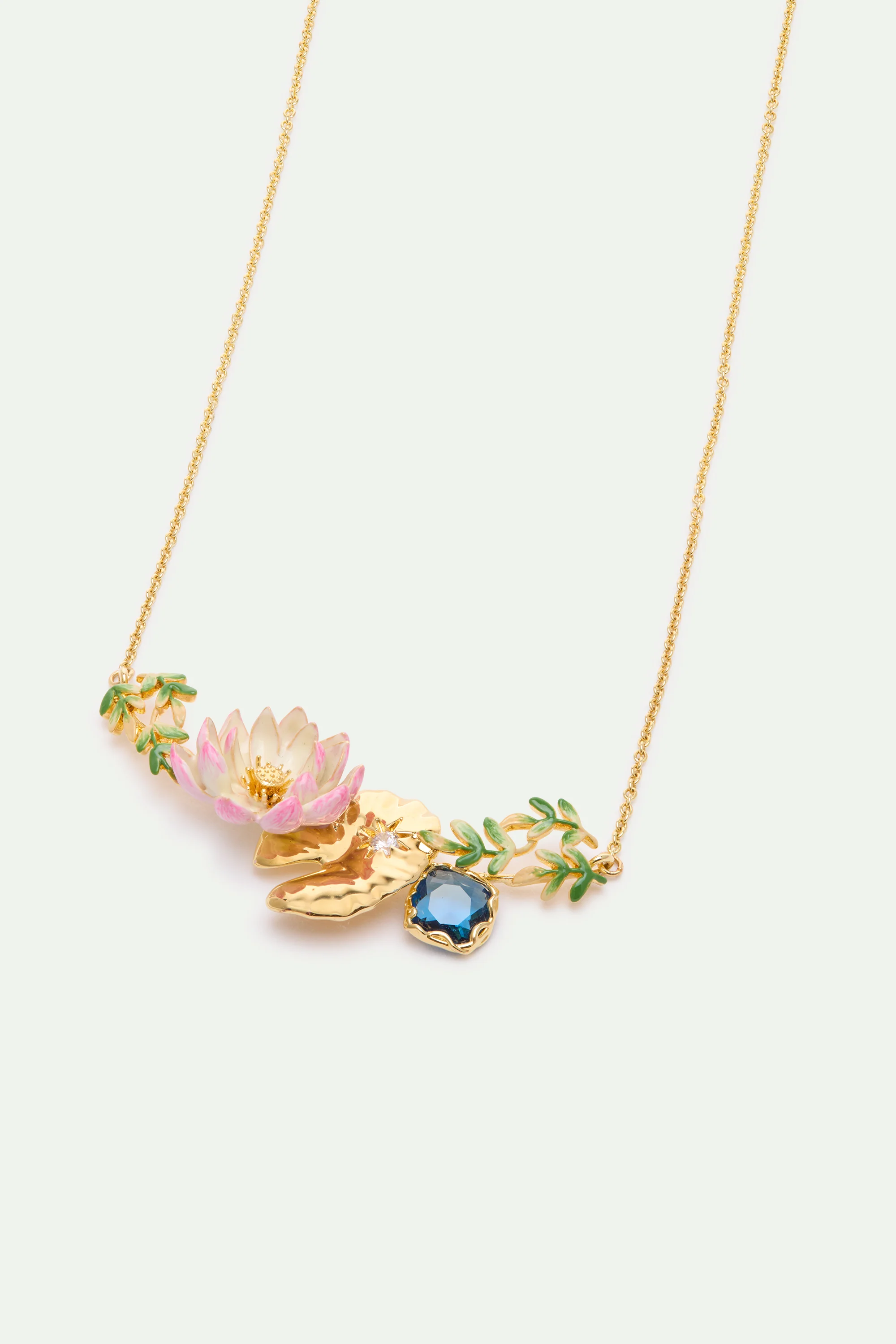 Collier plastron nymphéa rose, lotus doré, et pierre ronde bleue - Image 3
