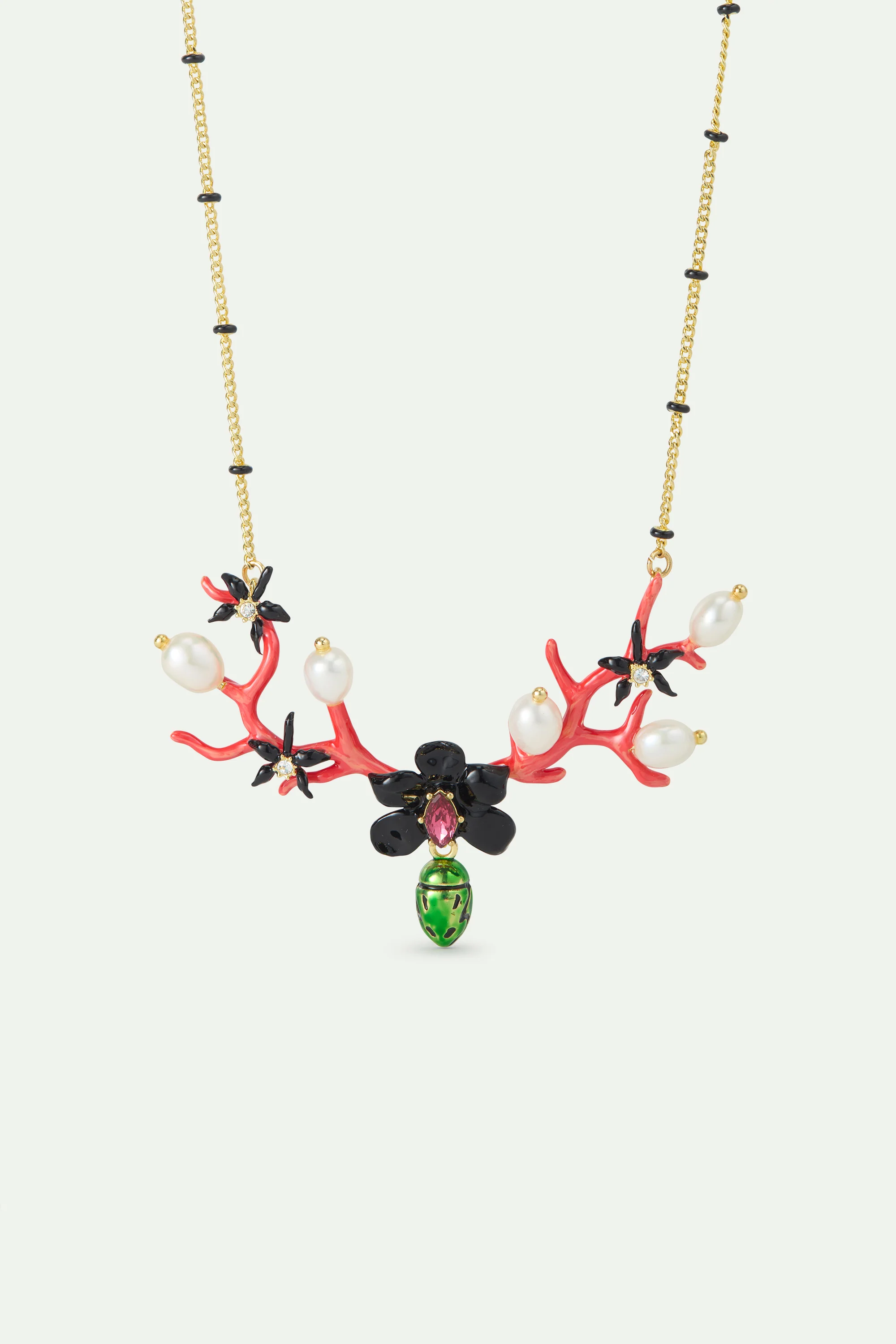 Collier plastron orchidée noire, corail rouge et perles de culture