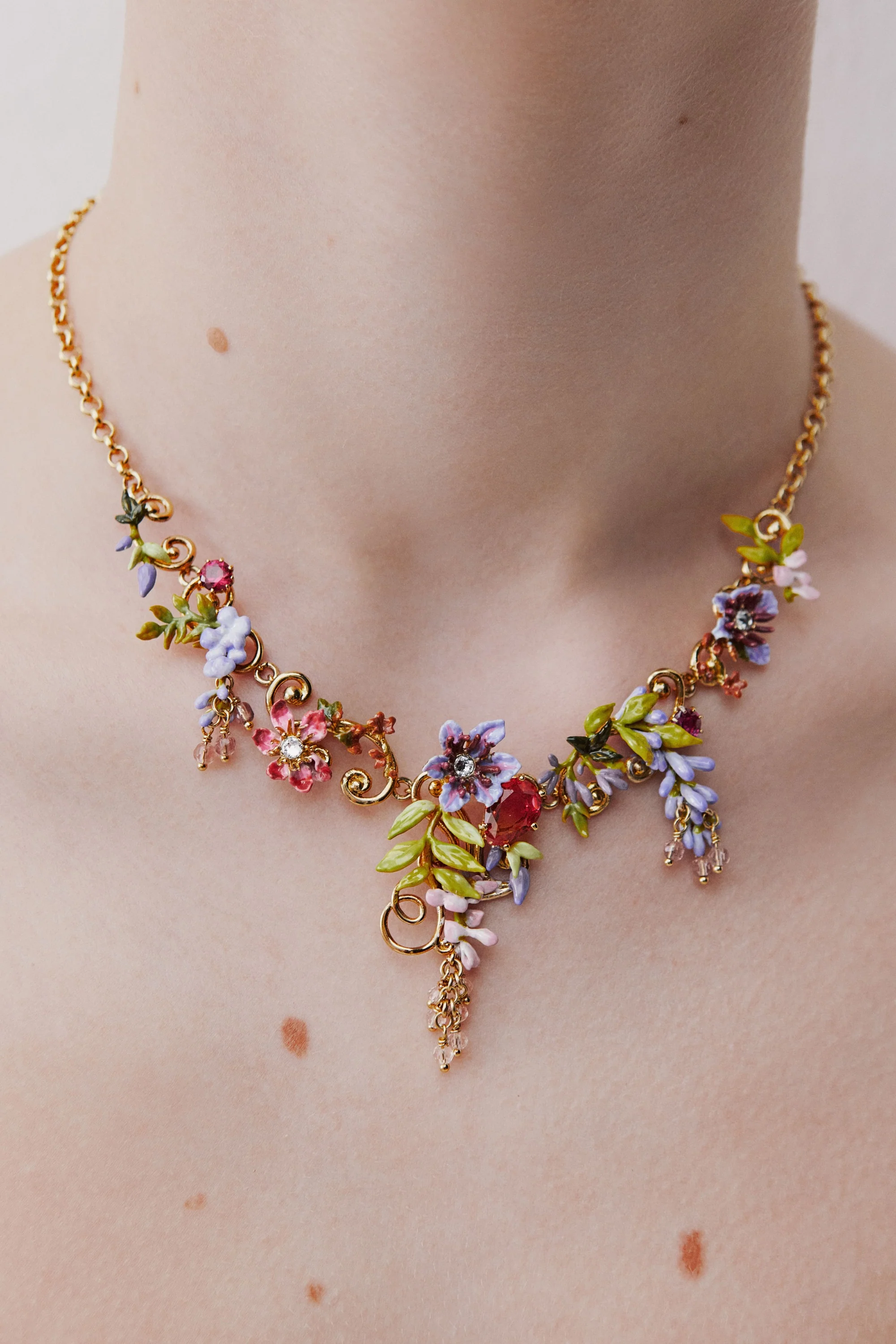 Collier plastron pierre rose, cristaux, fleurs et glycine sur arabesque dorée - Image 2