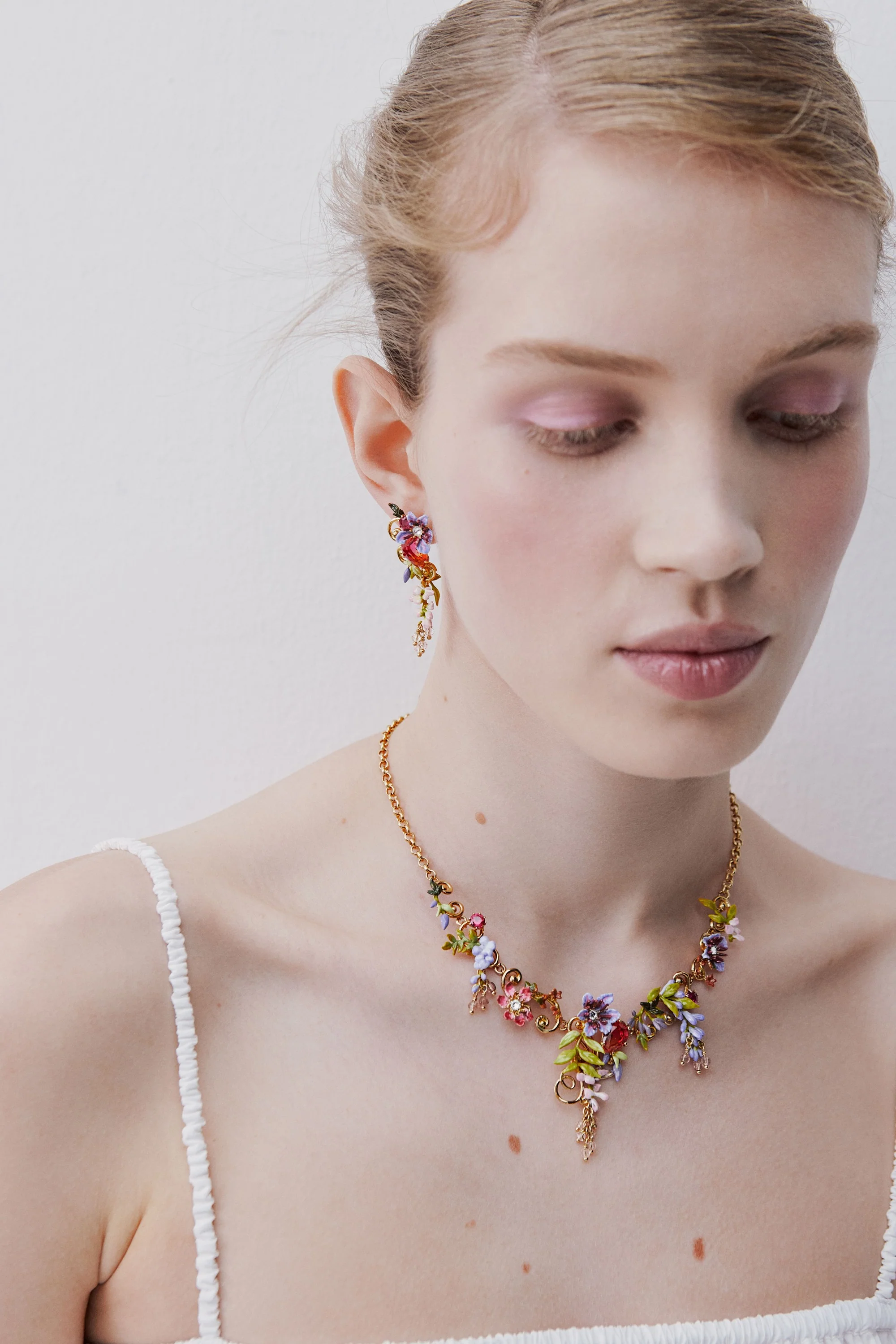 Collier plastron pierre rose, cristaux, fleurs et glycine sur arabesque dorée - Image 3
