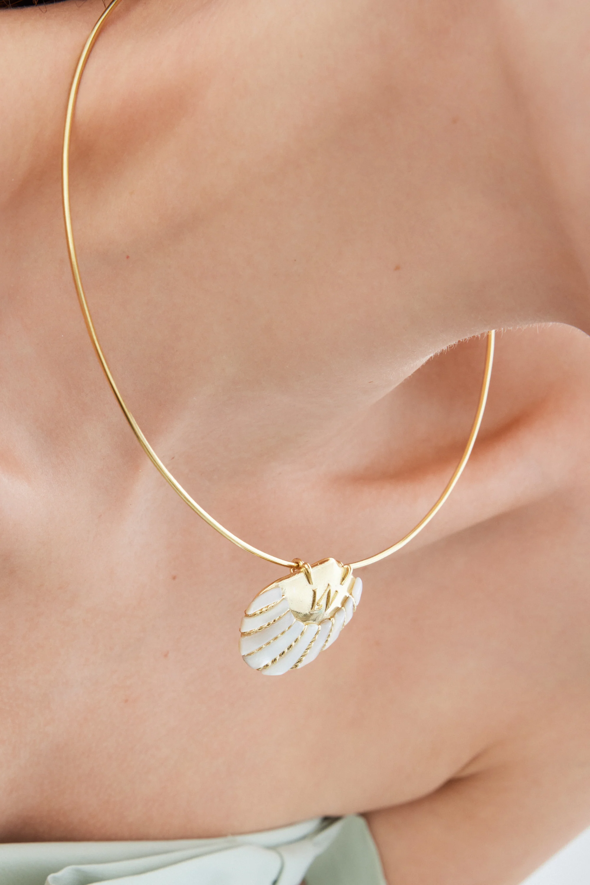 Collier torque coquillage blanc et doré - Image 2