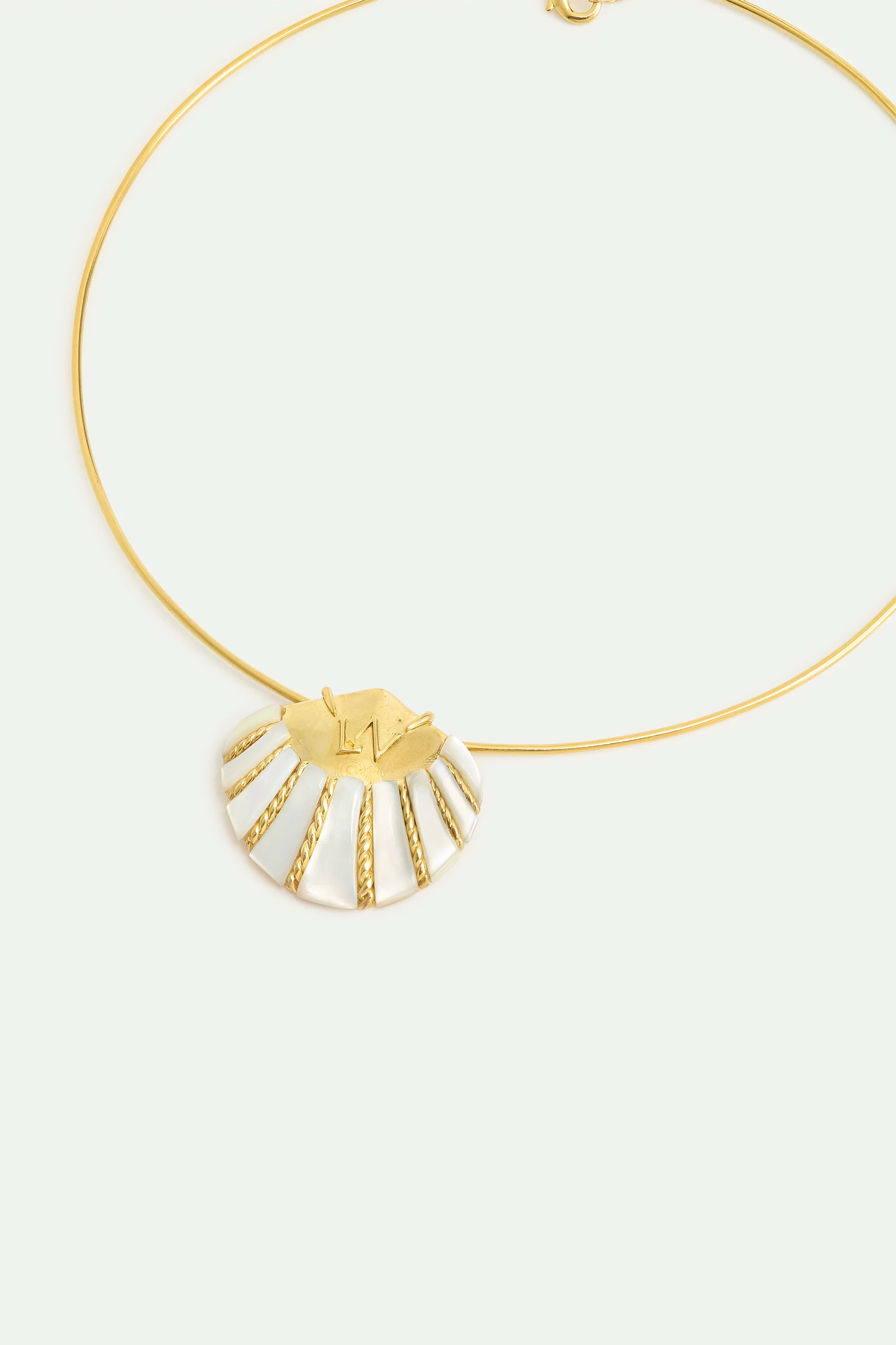 Collier torque coquillage blanc et doré - Image 3