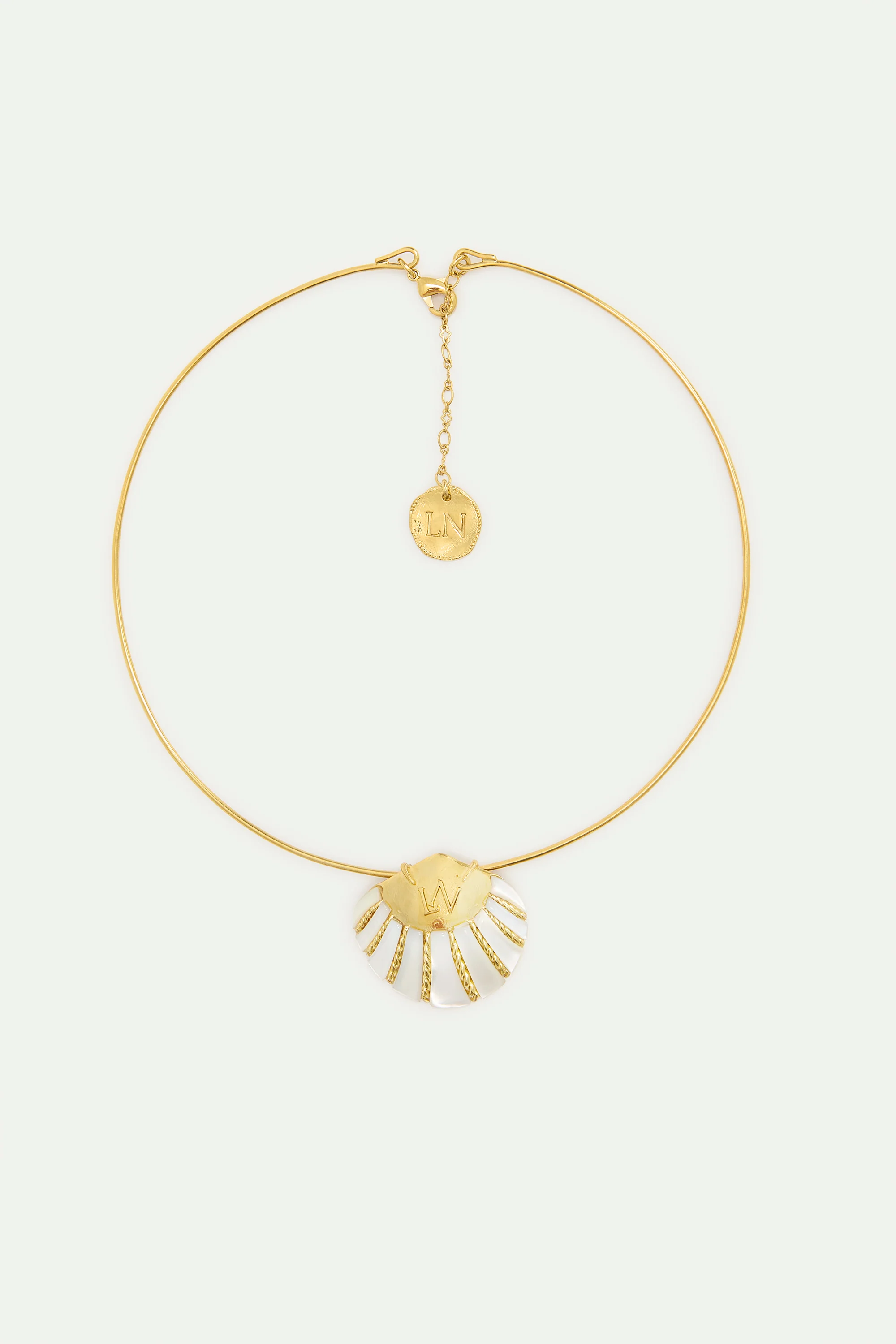 Collier torque coquillage blanc et doré - Image 4